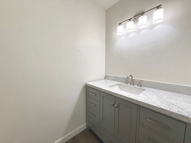 Building Photo - Open House June 20th | 3 Bedroom Townhome in Holladay