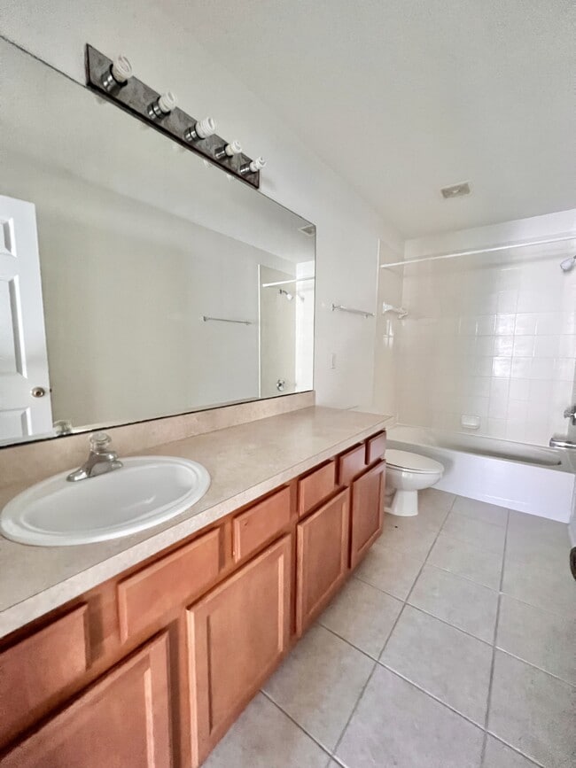 Building Photo - 302 Cherry Way