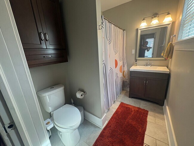 Building Photo - GERMANTOWN 2-BED 2-BATH FENCED YARD