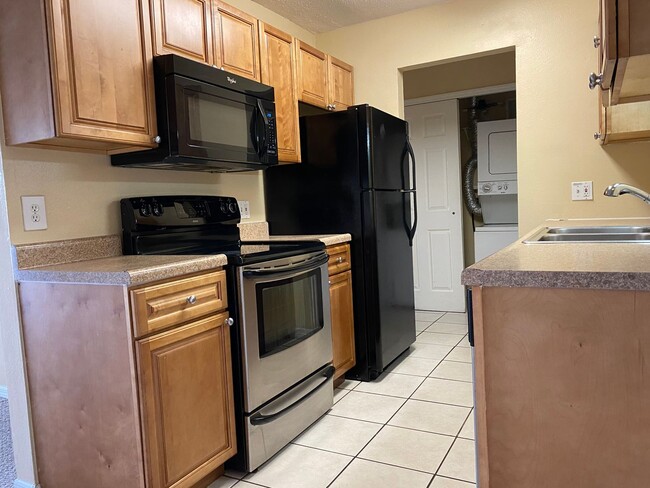 Building Photo - 2 Bed 1 Bath Condo | Pet Friendly | Washer...