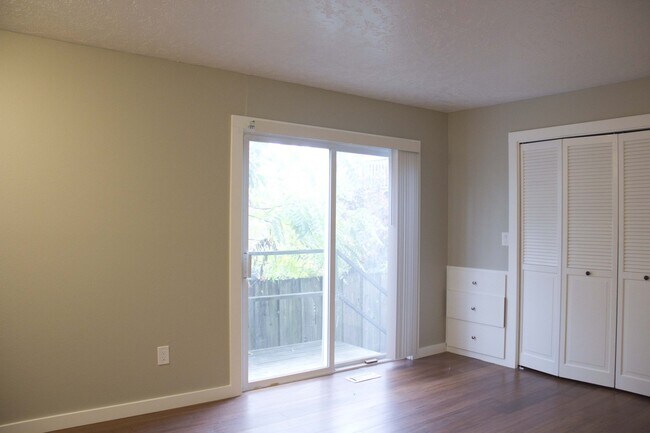 Building Photo - 2bed/2bath, W/D in unit, garage, and all d...