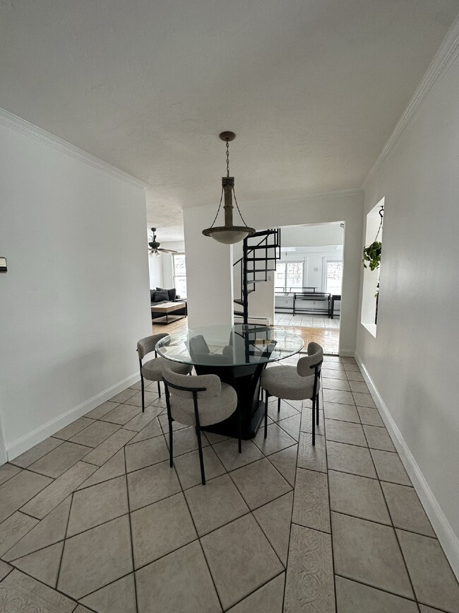Building Photo - Luxurious 2 Bed, 2 Bath Rental on Lake Qui...