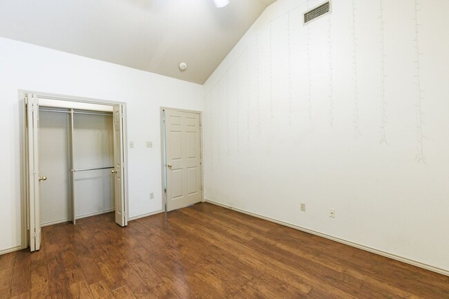 Building Photo - SPACIOUS 2/2/2  TOWNHOME IN WESTERN MEADOWS!