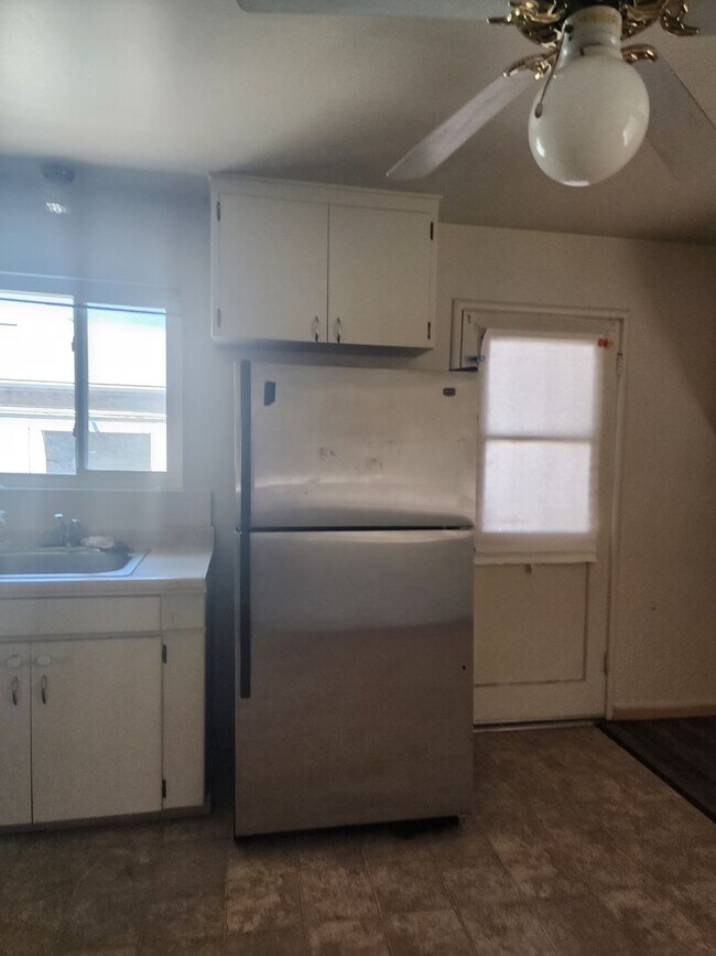 Building Photo - D821-823BA