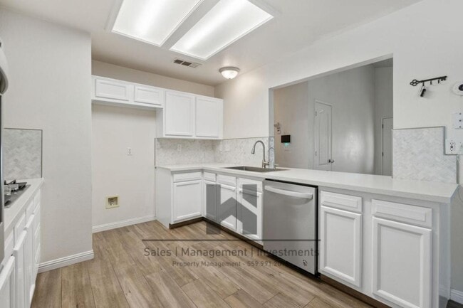 Building Photo - 2651 Elsinore St