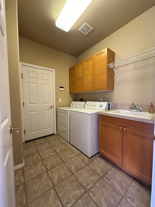 Building Photo - Stunning 4 Bedroom Briarwood Home with City View