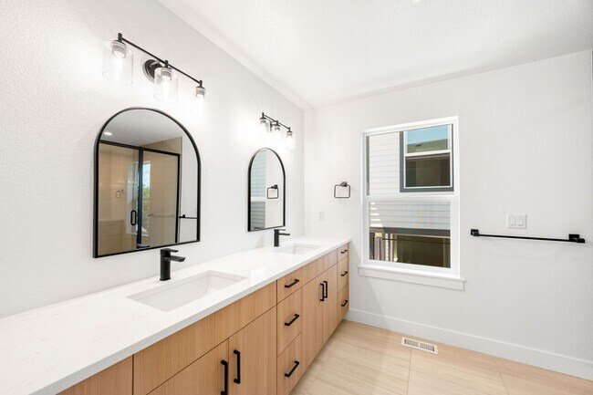 Building Photo - Brand New 3BD, 4BA Half-Duplex in Villa Park with Back Yard