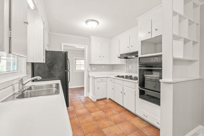 Building Photo - Cute 3-Bedroom Brick Ranch in Oakhurst!