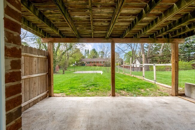Building Photo - Spacious Ranch Close to Campus
