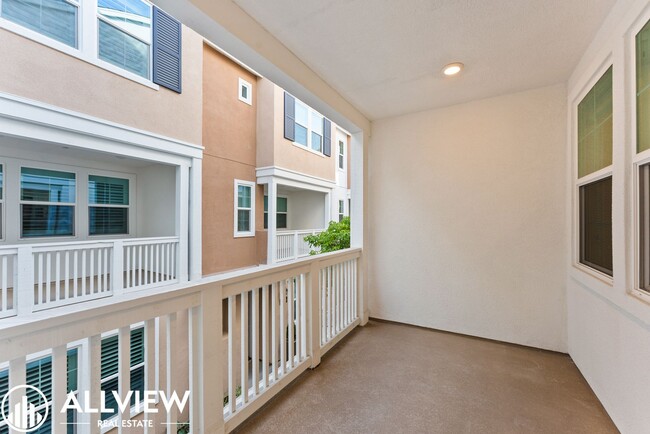 Building Photo - Luxurious 3 Bed/3.5 Bath Townhouse in Nort...