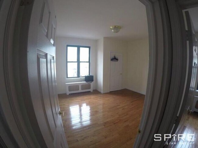 Building Photo - 2 bedroom in SUNNYSIDE NY 11104
