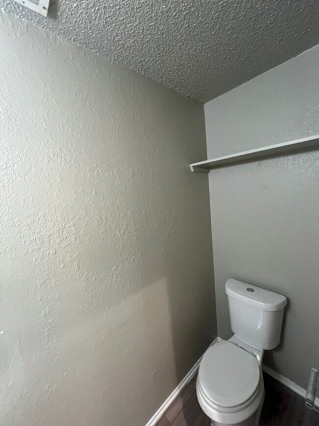 Building Photo - Unlock Your Austin Dream: Cozy 2BD/2BA Retreat in Trendy Crestview – Pets Welcome, Balcony Bliss!