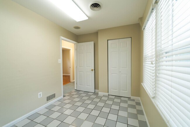 Building Photo - Spacious Split-Level with In-Law Suite & B...