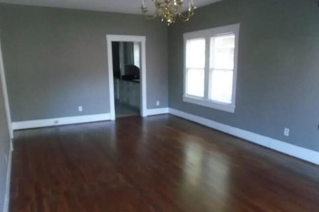 Building Photo - 720 E 12th St