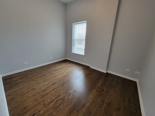 Building Photo - 4844 N Spaulding Ave