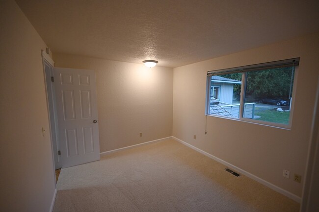 Building Photo - 4 bed 2 bath in Sequim, nice mountain view!