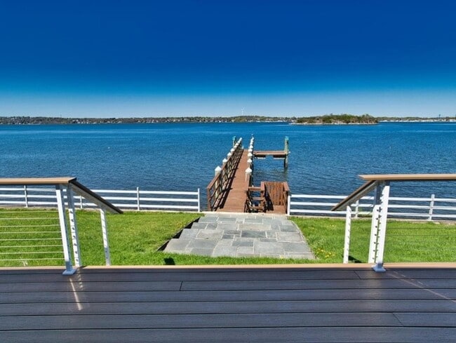 Building Photo - 149 Nanaquaket Rd