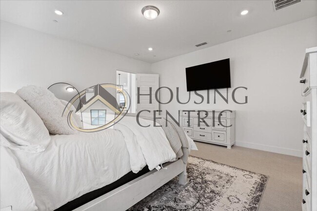 Building Photo - Modern & Elegant Living in Emerald Peak, E...