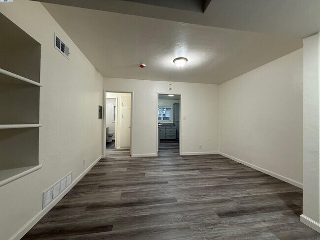 Building Photo - 520 Bancroft Ave