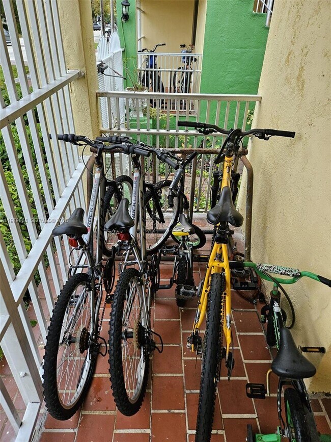 Building Photo - 7400 Harding Ave