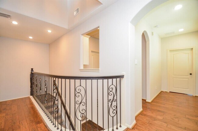 Building Photo - 42 N Knights Crossing Dr