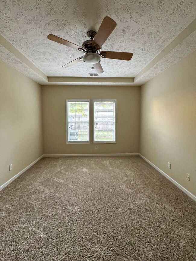 Building Photo - 3 Bed 2.5 Bath Townhome with New Flooring and Paint
