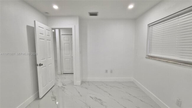 Building Photo - 1825 Scott St