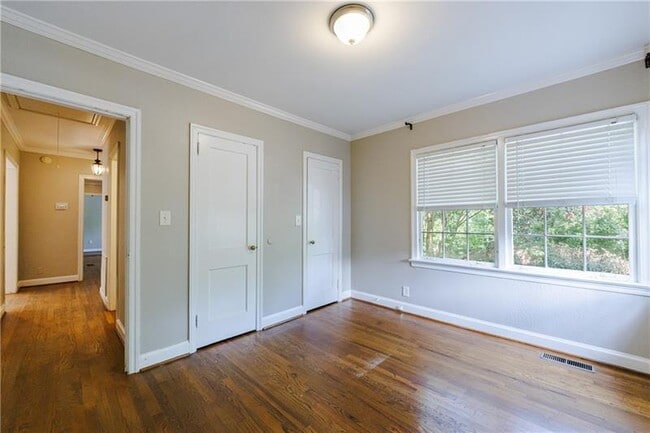 Building Photo - 2311 Pembrook Pl NE