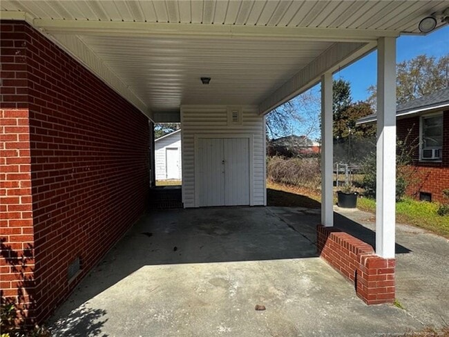 Building Photo - 1305 E 13th St