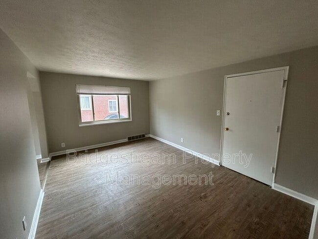Building Photo - 1233 Lytle Ln