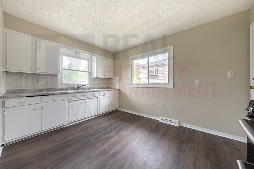 Building Photo - Best of Cleveland Living