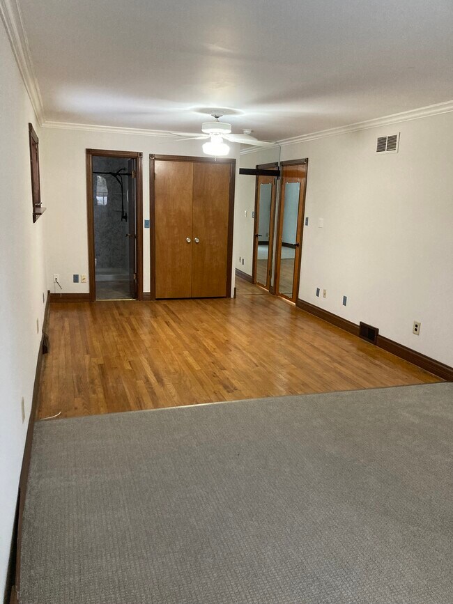 Building Photo - 2401 Bristol Rd