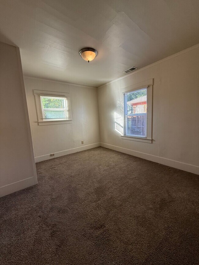 Building Photo - 323 Mountian View Ave