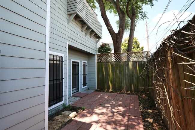 Building Photo - 9526 Val Verde St