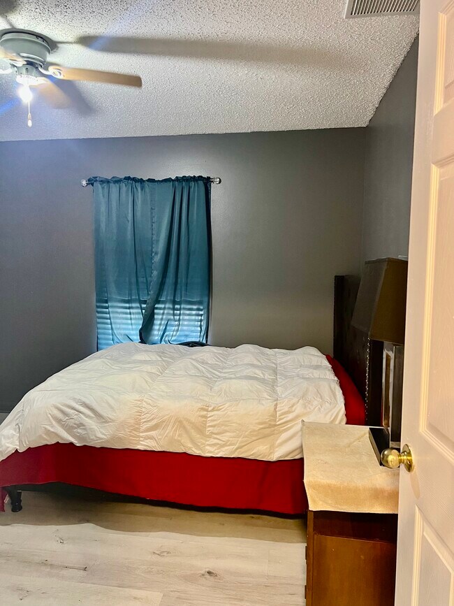 Building Photo - 701 SW Sarazen Ave