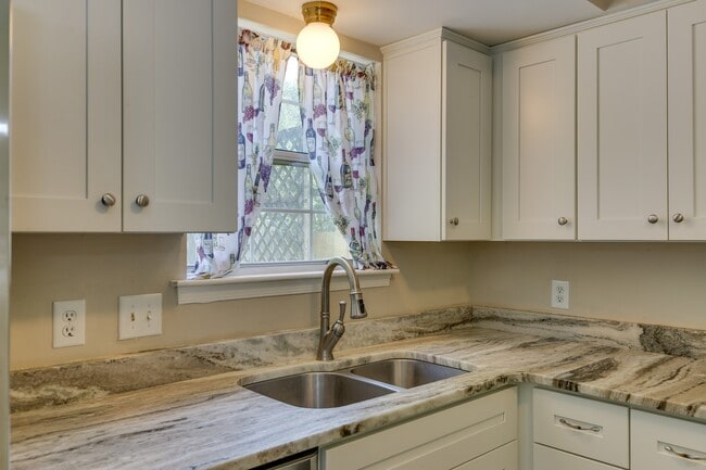 Building Photo - 732 Galahad Dr