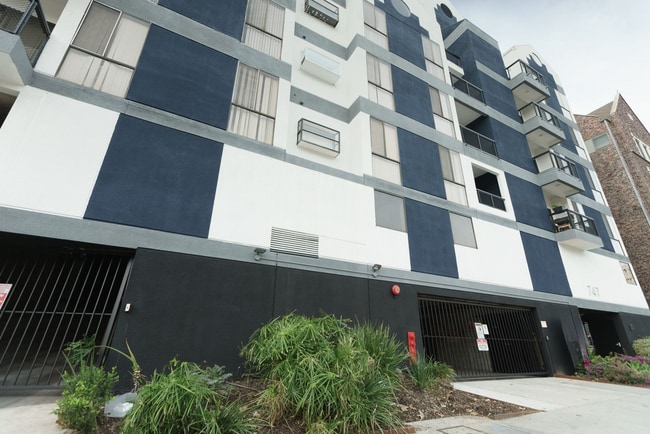 Building Photo - 747 Gayley Ave