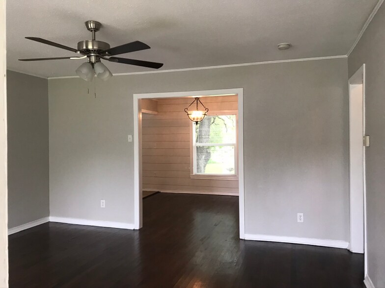 Building Photo - 2129 W Lotus Ave