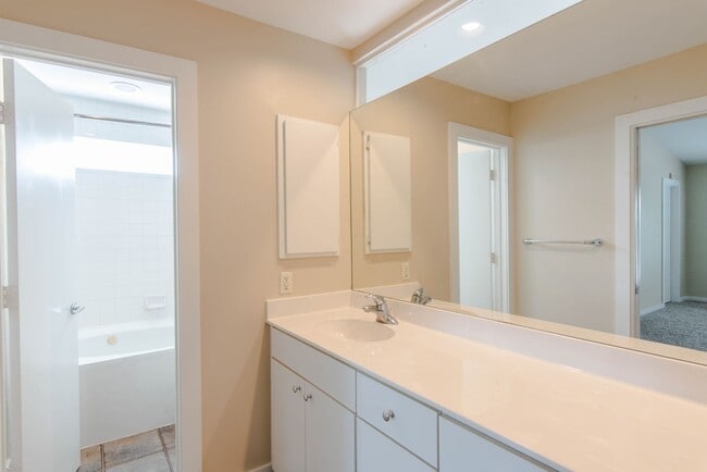 Building Photo - Stunning Contemporary 3-Story 3/2/2 Townhome in Oaklawn Gated Community!