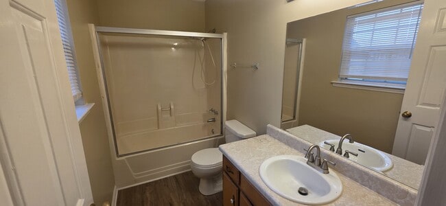 Building Photo - 2902 Meadowhill Dr