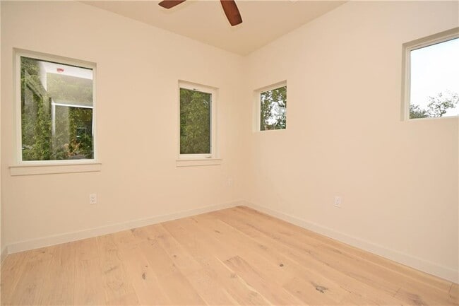 Building Photo - 5405 Sunshine Dr