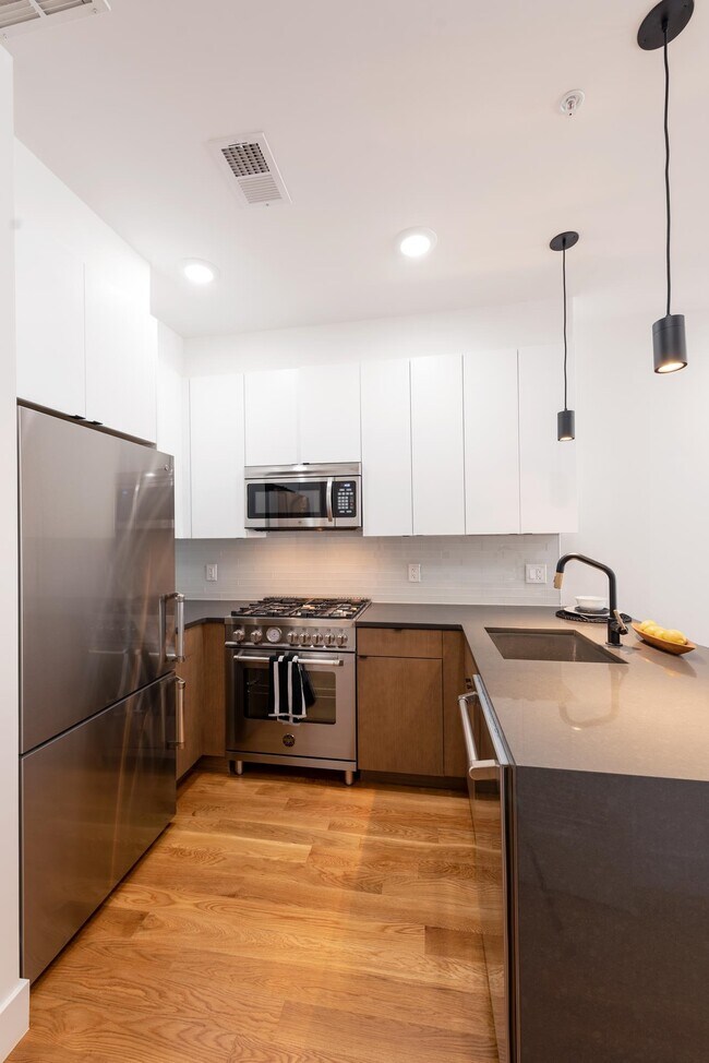 Building Photo - 827 Pavonia Ave