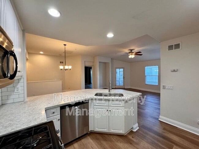 Building Photo - 41685 Woodridge Ave