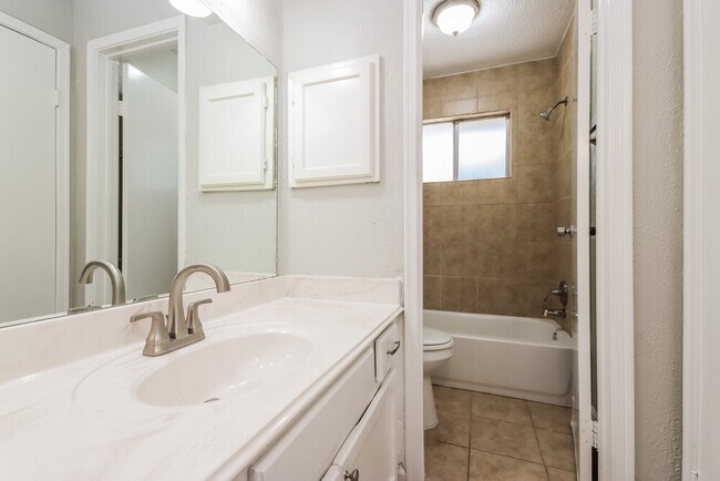 Building Photo - 2823 Forestbrook Dr