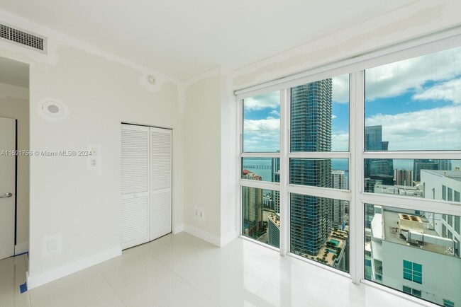 Building Photo - 950 Brickell Bay Dr