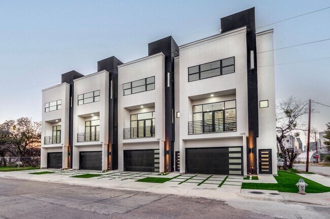 Building Photo - Spacious Townhouse in Dallas