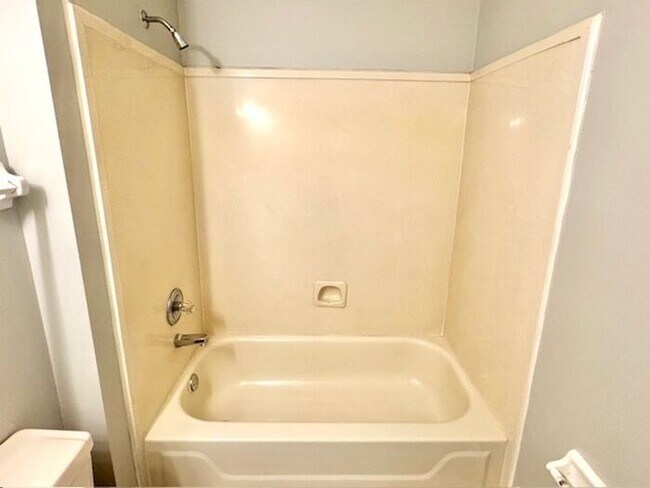 Building Photo - Renovated Homme! Southeast Memphis- Now Le...