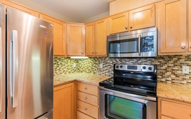 Building Photo - Bright 2BR / 2BA End-Unit Tanasbourne Condo w/ High Ceilings, Gas Fireplace, Private Balcony + At...