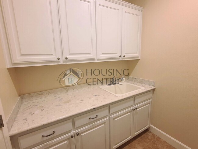 Building Photo - Stunning Single Story Rental in Guard Gate...