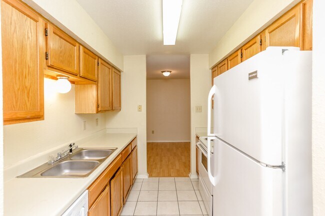 Building Photo - 9797 Leawood Blvd